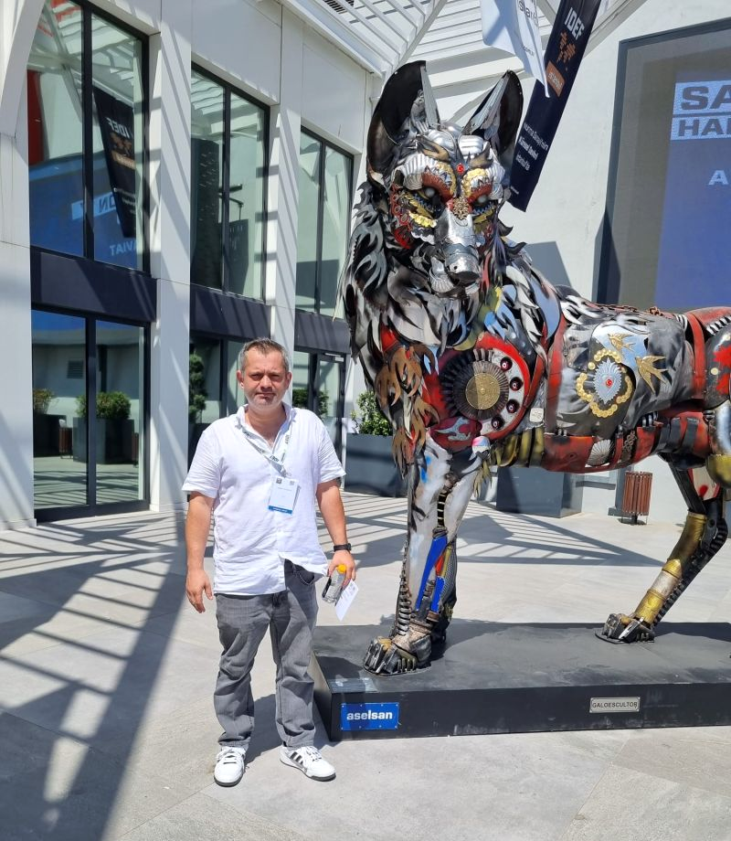 Mahmut Yalmancan, teknoloji fuarındaki metal heykel sergisinin yanında